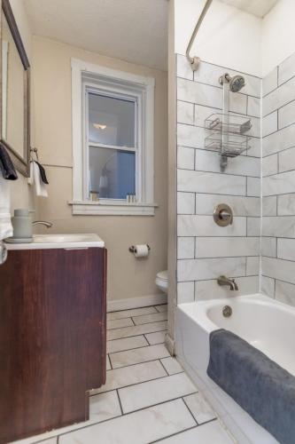 Spacious CWE 3BR near BJC by Zencity - image 3