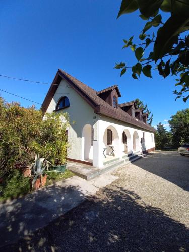 Viesnīcas āriene, Edelmann Panzió (Edelmann Panzio) in Balatonakali