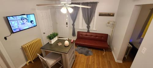 Cozy 1 bedroom, 1 min from Irving Park Blue line, free parking in Chicago, USA