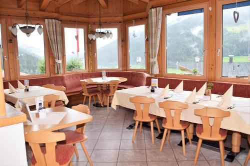 Restorāns, Gasthof Schöntal (Gasthof Schontal) in Dorf