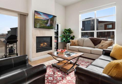 Modern Townhome Steps from the Brewery District! Colorado