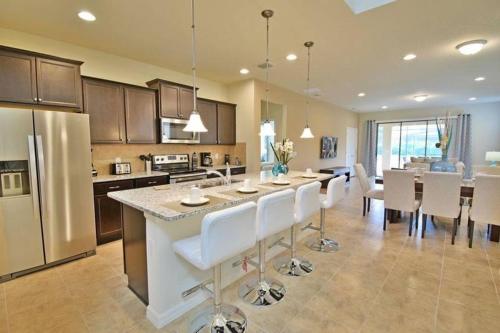 Beautiful 6-bedroom House, themed rooms, game room, wi-fi, minutes from Disney