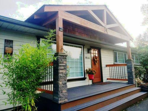 Brand new Miranda's Lodge- cozy place with hot tub