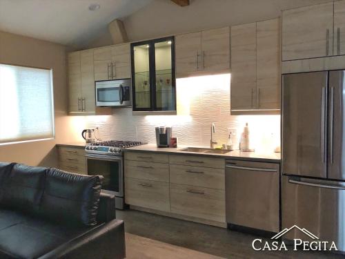 New Contemporary Guest House in Studio City Hills in Los Angeles, USA