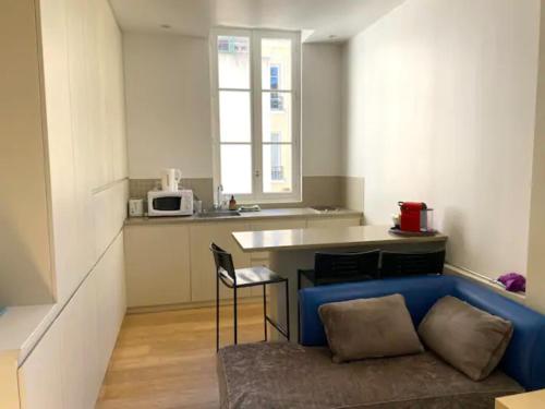 Delightful 1BR next to the Eiffel Tower - image 6