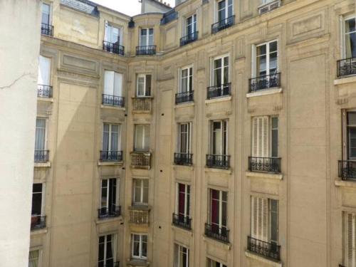 Delightful 1BR next to the Eiffel Tower - image 10