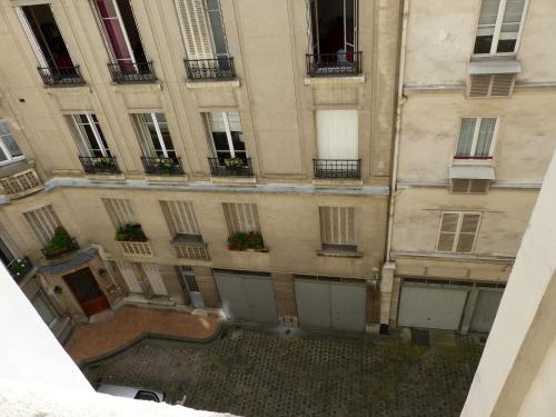 Delightful 1BR next to the Eiffel Tower - image 7