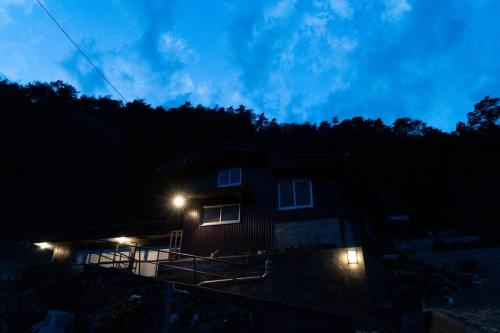 Exterior view, 囲炉裏つき古民家を丸ごと貸し切り「月夜見山荘」（庭にBBQグリル完成！） in Hayakawa