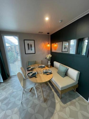 2 bedrooms, 4 beds