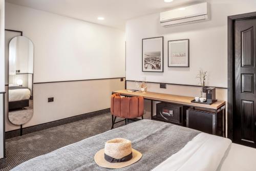 Small Double Room image 5