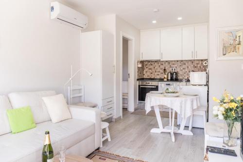 keuken, 2 Bedroom house and Garden Lounge in Sao Pedro de Penaferrim