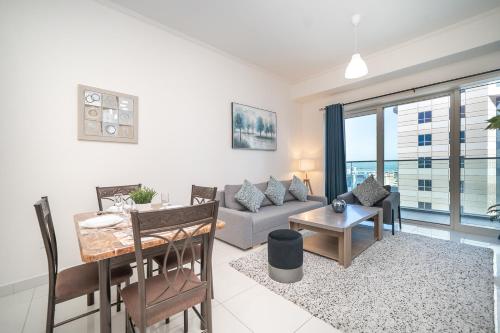 Stunning 1BR with Partial Sea View in Damac Heights, Dubai Marina-21AB03, Dubaj