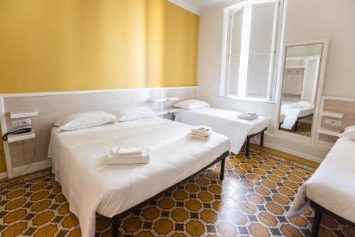 1 queen bed, 2 twin beds