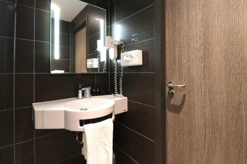 Standard Triple Room image 6