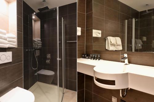 Standard Quadruple Room image 6