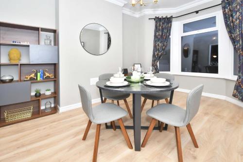 Elm House by YourStays - 3 Bedroom - Modern Home in Crewe