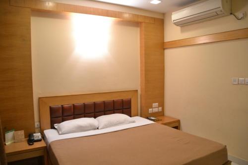 1 king bed, 1 sofa bed