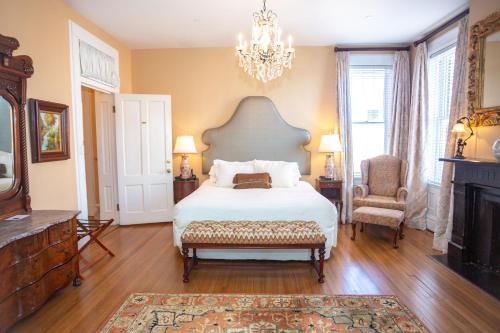 Caroline Finch - Superior King Room