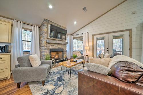 Chic Broken Bow Escape with Hot Tub and Fire Pit! in Stephens Gap, USA