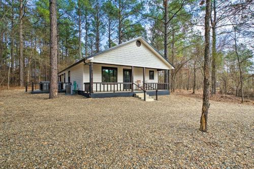 Chic Broken Bow Escape with Hot Tub and Fire Pit! in Stephens Gap, USA