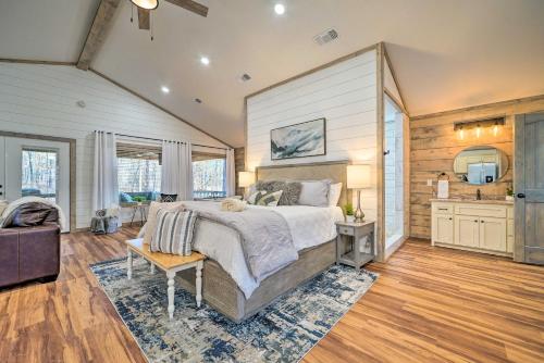 Chic Broken Bow Escape with Hot Tub and Fire Pit! in Stephens Gap, USA