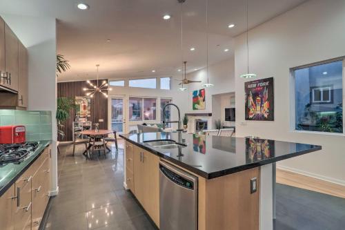 Palm Springs Home with Mountain and Golf Course Views in Palm Springs, USA