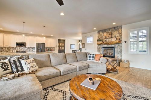 Deck and Mtn Views Sunlit Heber Family Cabin