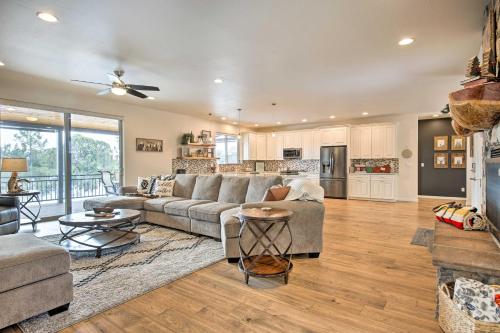 Deck and Mtn Views Sunlit Heber Family Cabin