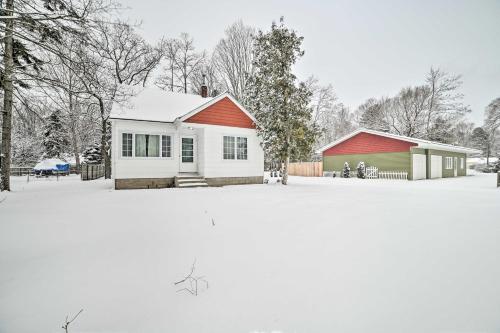 Torch Bay Hideaway Cottage Near Torch Lake in Central Lake, USA