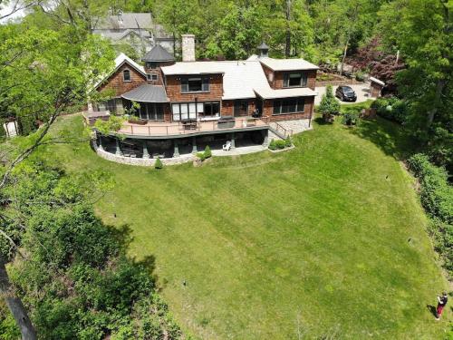 Exclusive High End Candlewood Lake retreat in New Fairfield, USA