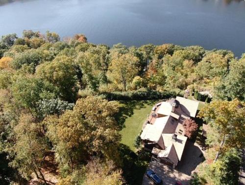 Exclusive High End Candlewood Lake retreat in New Fairfield, USA