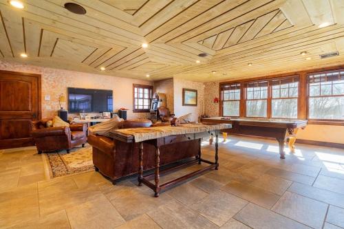 Exclusive High End Candlewood Lake retreat in New Fairfield, USA