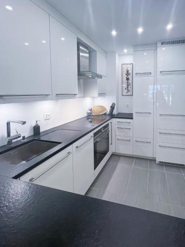 Designer Küche - Südbalkon - TG-Stellplatz - WLAN in St. Moritz, Schweiz