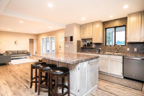 Cozy home for families with game room & playground in Mount Vista (WA)