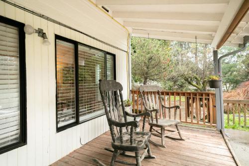 Cozy home for families with game room & playground in Mount Vista (WA)