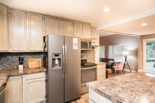 Cozy home for families with game room & playground in Mount Vista (WA)