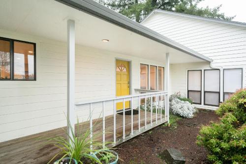 Cozy home for families with game room & playground in Mount Vista (WA)