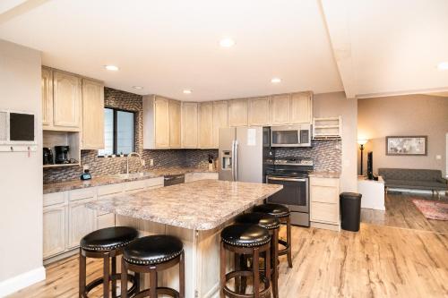 Cozy home for families with game room & playground in Mount Vista (WA)