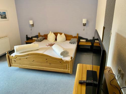 1 queen bed, 1 sofa bed