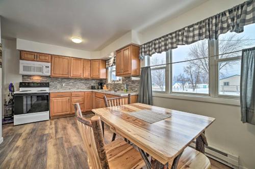 Cozy Houghton Lake Heights Cottage with Private Yard in Houghton Lake, USA