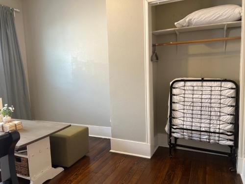Cozy Downtown home 2 miles from Riverwalk Sleeps 7