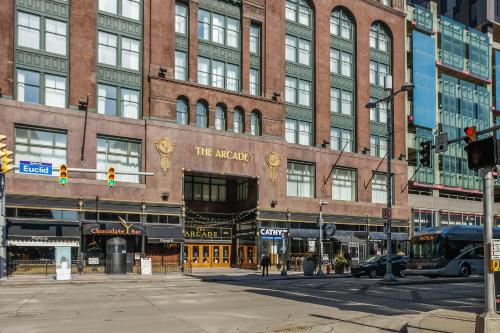 Frontdesk 2015 East 4th Street Apts Downtown Cleveland - image 11