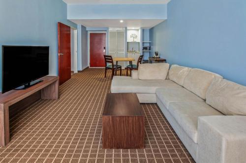 King Suite with City View - Non-Smoking image 7