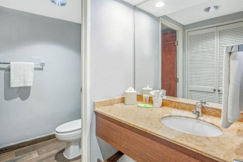 King Suite with City View - Non-Smoking image 8