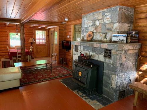 . Sunset Bay Retreat: Log Cabin on Lake Vermilion