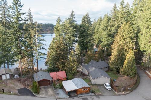 Koi Story Cabin on the Lake - Waterfront, near Bike Trail