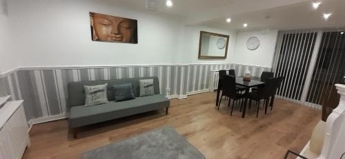 Ladbury House in Walsall, convenient location near the M6, Walsall Uni and Hospital, with free parki in Palfrey