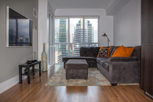 Downtown High-rise Condo- Parking & CN Tower View
