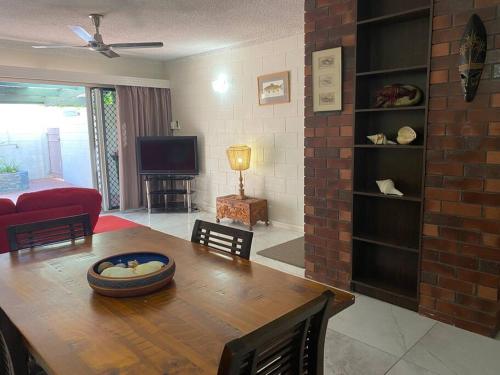 Two bed executive townhouse near Castle Hill, Strand & CBD