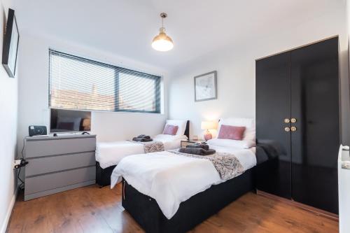 BEST PRICE!! - Contractor Heaven! 4 Singles beds or 2 King Size, Southsea Apartment- FREE PARKING, SMART TVS